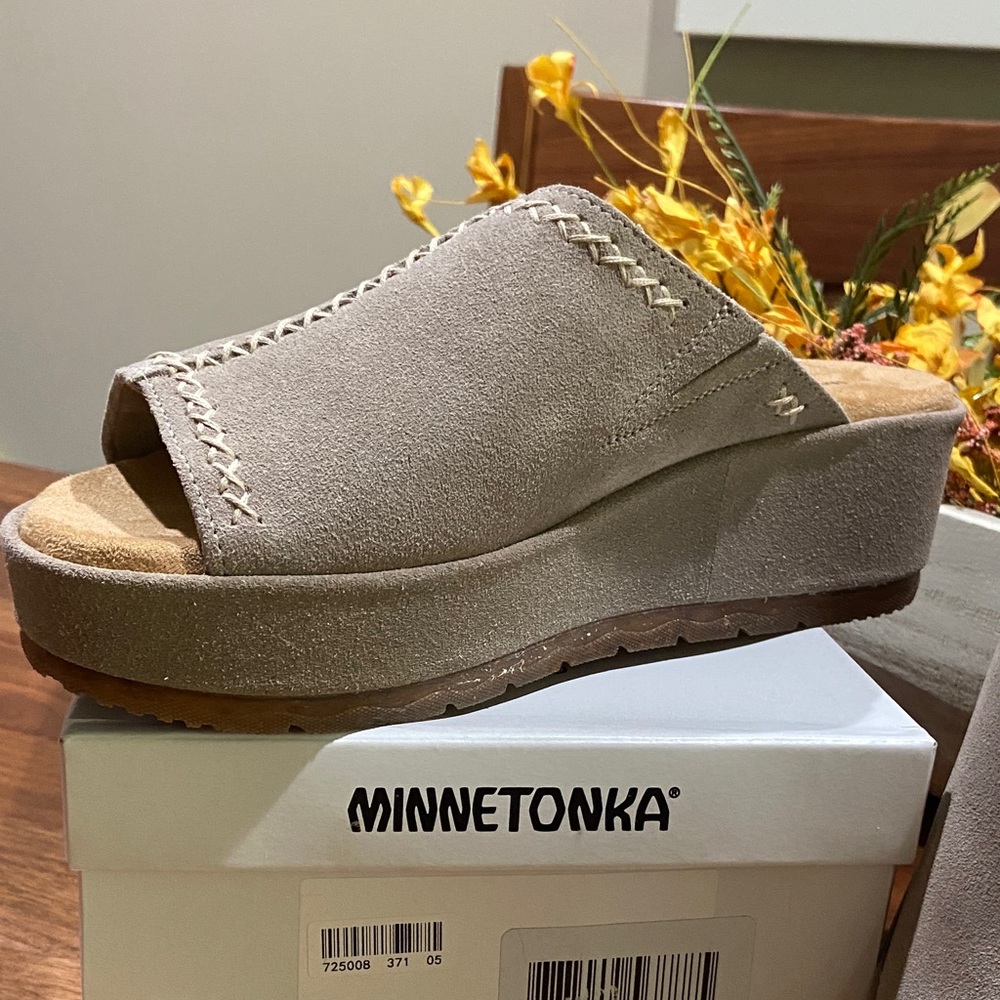 Minnetonka Women's Paislee Simply Taupe Suede Mules NWT Size 6 - Picture 2 of 7